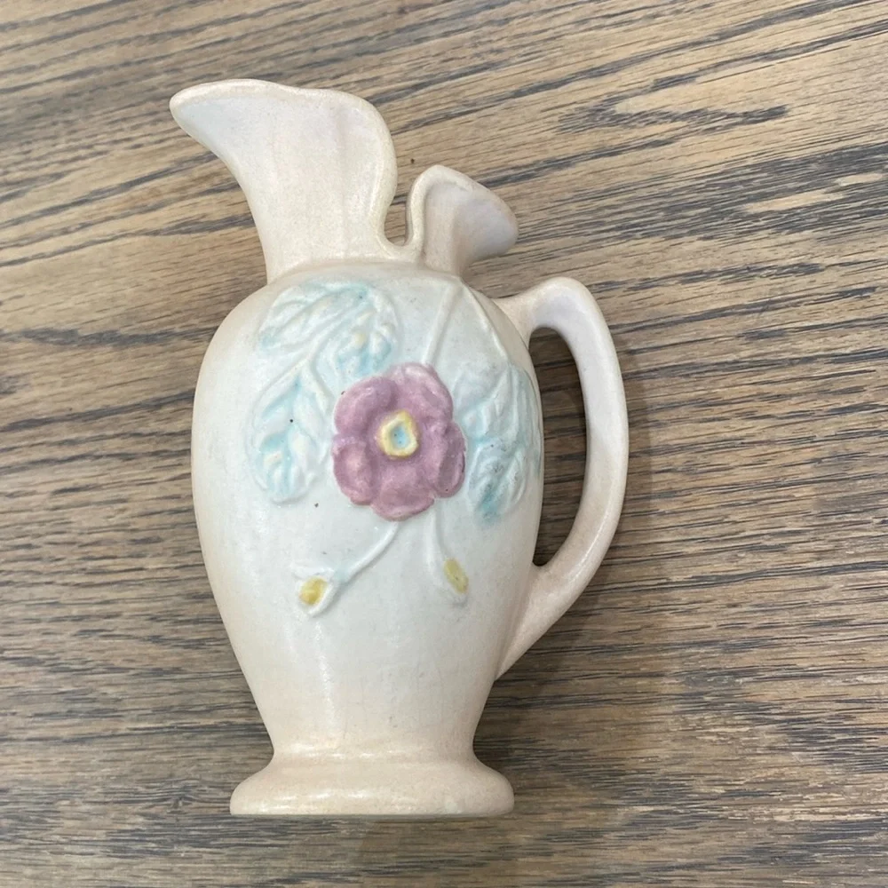 Hull USA J20 4 3/4” Vintage Cream Ceramic Vase with Floral Design. - Picture 5 of 8